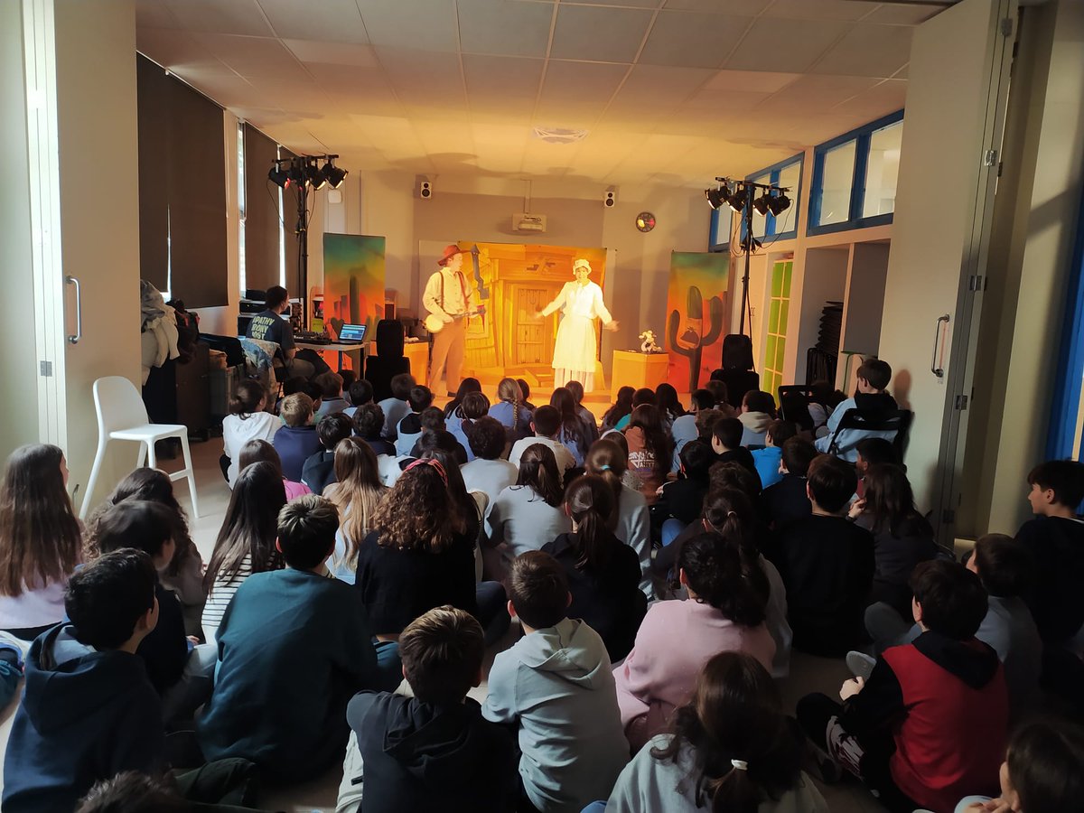 virolai_molins's tweet image. Today, our 4th, 5th&amp;amp;6th graders enjoyed an amazing theater experience with Billy Banjo! 🇬🇧🎭
 Watching a play in English is a fantastic way to learn the language while having fun.The students had a great time following the story and engaging with the characters  #englishproject