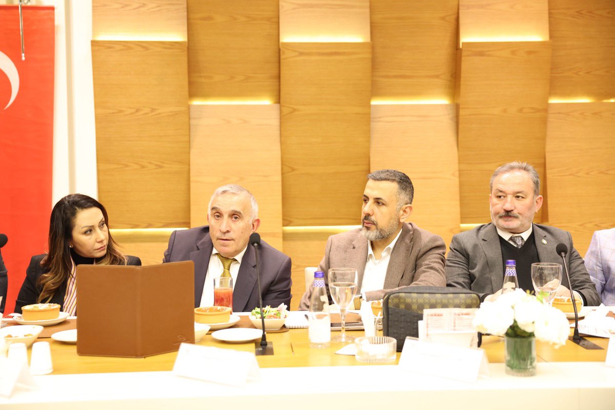 Bugün Başkanımız Yönetim Kurulu  ve Komite Başkanları ile bir araya geldik.

   60.Komite olarak Lokanta, Restoran ve Kafe Hizmetleri Meslek Komitesi adına sektörümüzün sorunlarını dile getirdik. Ancak sorunları sadece dile getirmek yetmez; bir an önce çözüm bulunması gerektiğini