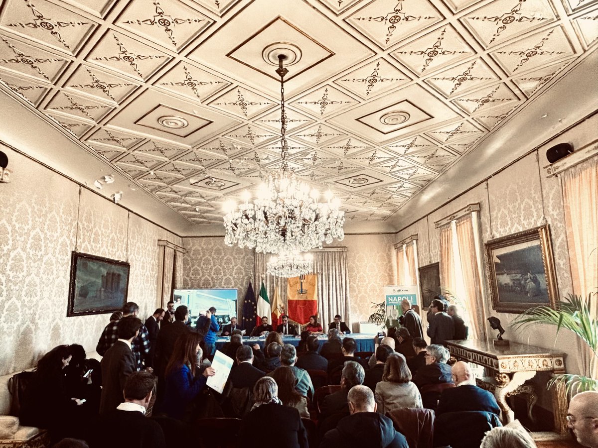 Stamattina con il nostro vicedirettore Fabio Costarella insieme a <a href="/ComuneNapoli/">Comune di Napoli</a> e #AsiaNapoli abbiamo presentato "Napoli Differente nel Cuore", il progetto per la riorganizzazione dei servizi di #raccoltaportaaporta che coinvolgerà 80.000 abitanti.

👉 conai.org/notizie/napoli…