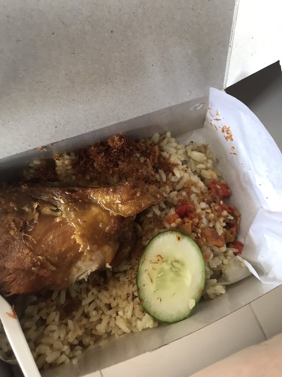 ndilhcx's tweet photo. kalian harus coba nasi kulit syuurga satu paket udah dapat ayam yg gede, trs kulit ayam (tp lupa ke foto) trs serundengnya enak juga dan sambalnya sih enak parah🤤 dan parahnya lg aku kasih noted banyakin serundengnya dan beneran di kasih banyak🫰🏻🫰🏻 https://t.co/Qqg3tyvIAB