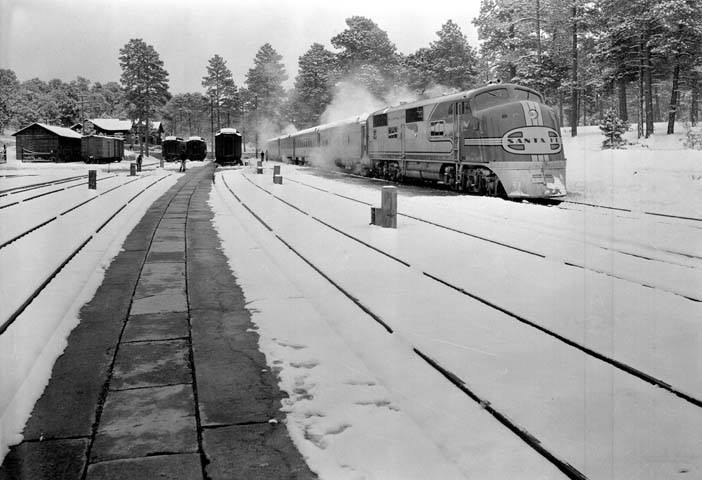GrandCanyonNPS's tweet photo. On this day (February 10) in 1938, the first Santa Fe RR diesel locomotive, Unit 822, arrives at the Grand Canyon Depot. Regular diesel service doesn't start until 1951.

#History #GrandCanyon #Arizona #Railroading https://t.co/Ht3RvHKgeg