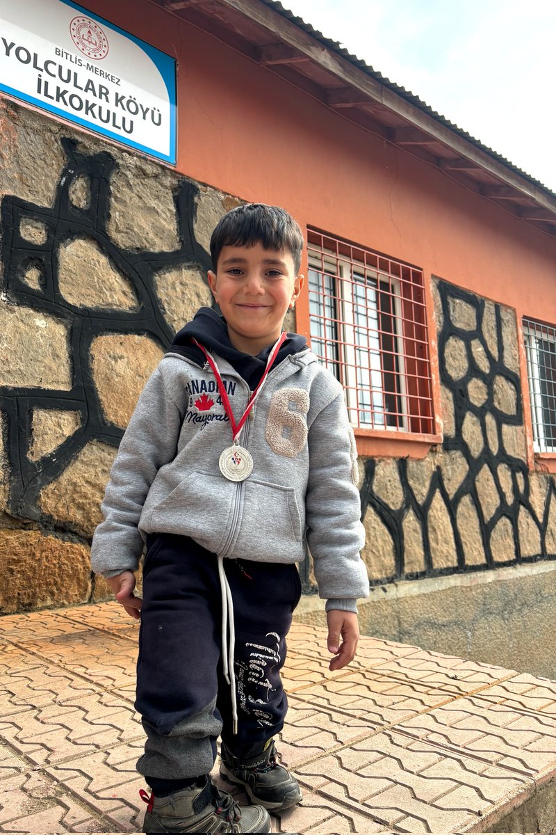 Çorum Osmancık’ta yapılan Paralimpik Badminton Türkiye şampiyonasında derece alan öğrencimizi tebrik eder başarılarının devamını dilerim 💙
📍Yolcular Köyü İlkokulu 
<a href="/Bitlis_Mem/">Bitlis İl Milli Eğitim Müdürlüğü</a> <a href="/Metin_Aygun_/">Metin Aygün</a>