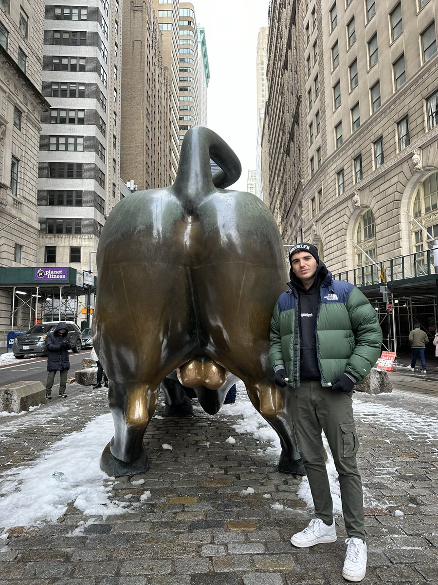 Ayer pude visitar wallstreet y ver el famoso BULL 🐂 

Dicen que da suerte tocar sus partes, podéis estar tranquilos porque lo hice reiteradas veces, este mercado lo necesita
