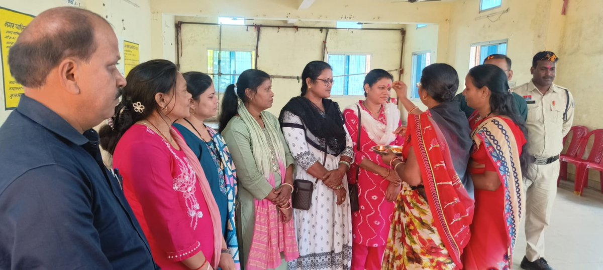 RaipurDistrict's tweet photo. रायपुर नगर निगम सहित अन्य नगरीय निकाय में 11 फरवरी को होने वाले निर्वाचन के लिए मतदान दल पहुंचें अपने-अपने मतदान केंद्र। केंद्र पर उनका फूल तथा तिलक लगाकर किया गया आत्मीय स्वागत।

#localelections2025 #pollingparty #Raipurdistrict 

@CG_Nirvachan https://t.co/t4a4C1NVg8