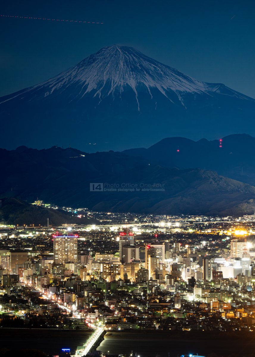 hanpenBLACK's tweet photo. 富士に見守られ広がる静岡市の夜景。

#富士山 #静岡市 #夜景 https://t.co/zK9eJTrJU8
