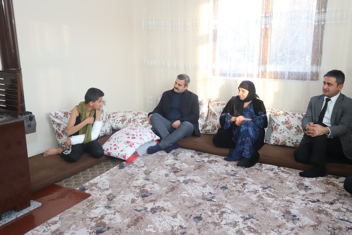 CukurcaKaymakam's tweet photo. 📌 Kaymakamımız Sayın @mertkumcu80 , ilçemizi temsilen katıldığı güreş müsabakalarında talihsiz bir kaza yaşayan Emirşaban İmamhatip Ortaokulu öğrencimiz Devran DEMİROĞLU ve ailesini ziyaret ederek geçmiş olsun dileklerini iletti. 

Kaymakamımıza; İlçe Milli Eğitim Müdürü Osman TAŞKIN ve Emirşaban İmamhatip Ortaokulu Müdürü Aydın KURT eşlik ettiler.