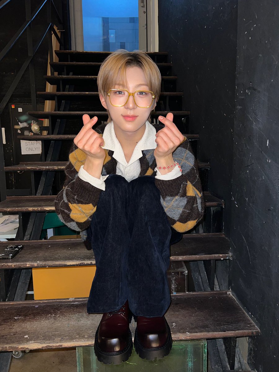 nouera_official's tweet photo. 💭_

[#미라쿠] 여러분~!!!안녕하세용😁
저희 컨셉포토가 다 공개 되었는데 잘 봐주셨나요???
이번에는 컨셉트에 맞게 표정을 하고 열심히 준비 했으니 재미있게 봐주셨으면 좋겠어요!!!
개인적으로 얼굴에 별 그림자가 있는 사진이 좋아해요⭐️
데뷔까지 진짜 얼마 안 남아서 매일 매일 긴장돼고 설레요!!!
데뷔 때 멋있는 모습을 보여 드릴 테니까 조금만 기다려 주세요!!!
빨리 만나요~ ♡♡♡

#NouerA #누에라
#MIRAKU #미라쿠