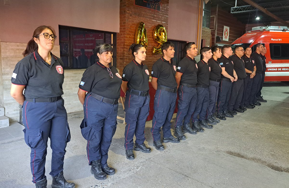 baskovcmariabel's tweet photo. Acompañamos al Cuerpo de Bomberos Voluntarios de #Trelew en el Acto por su 49° Aniversario ocasión en la que se entregaron 70 Trajes y una nueva Unidad Móvil con una inversión de más de 140 millones de pesos aportados por los vecinos de nuestra ciudad 🚒🙌 https://t.co/clELhbEH6S