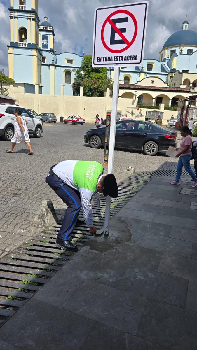 ssptransitover's tweet photo. Con la colocación de señalamientos fijos 🚸seguimos contribuyendo a mejorar la seguridad vial en #SanAndrésTuxtla;🌳 además pintamos 15 flechas indicadoras de sentido, para una correcta circulación 🚔

#SSPVER
#PorAmorAVeracruz https://t.co/QbyF9Hkizu
