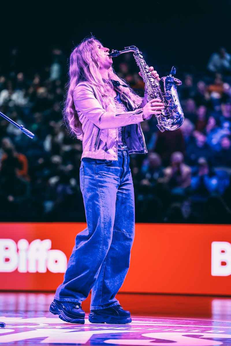 Em Louise (@emlouisemusicc) on Twitter photo Very very exciting moments captured yesterday performing my own song “Carrying The Fire” during the halftime of Sheffields Sharks game🏀🎷 feeling proud🤩 #musician #singer #saxophone #basketball #sheffieldsharks <a href="/SheffieldSharks/">B. Braun Sheffield Sharks</a> Very very exciting moments captured yesterday performing my own song “Carrying The Fire” during the halftime of Sheffields Sharks game🏀🎷 feeling proud🤩 #musician #singer #saxophone #basketball #sheffieldsharks <a href="/SheffieldSharks/">B. Braun Sheffield Sharks</a>