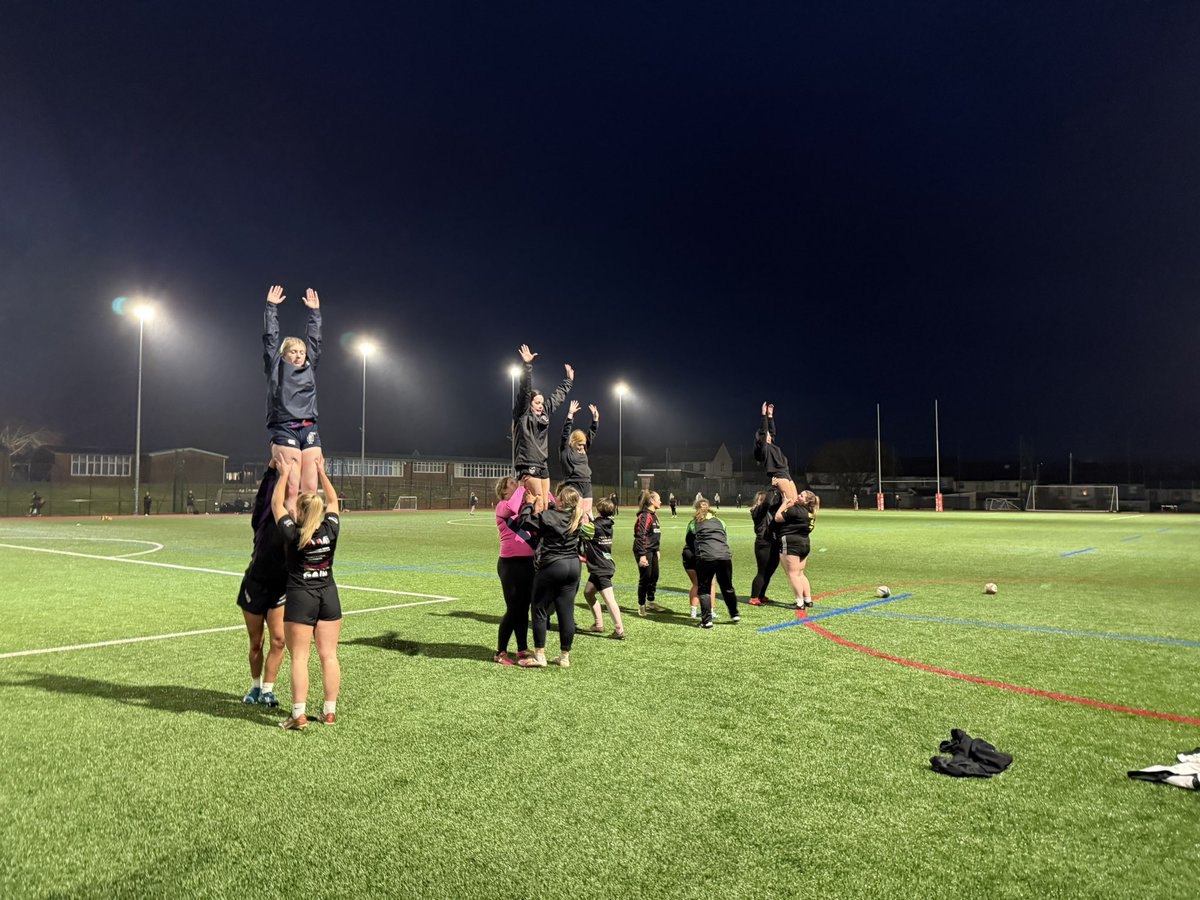 𝑮𝒊𝒓𝒍𝒔 𝑼16𝒔 𝑬𝑷𝑷🔵

Good numbers again this evening in very cold conditions 🥶 

Girls working on Shape, Contact Area and Units this evening! 💪🏼

Looking forward to our trip to <a href="/coleggwent/">Coleg Gwent</a> next Monday <a href="/ScottyM67/">Scotty</a> 

#MonmouthshireEPP | #MerchedYnRygbi