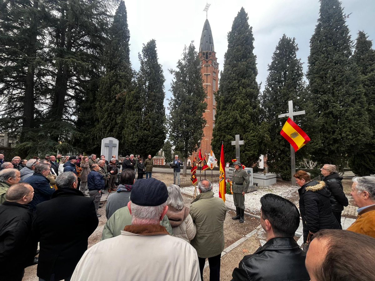 Está tarde hemos estado presentes honrando a los caídos de la División Azul. 

Honor y gloria a los caídos de la División Azul.

Cvr presentes