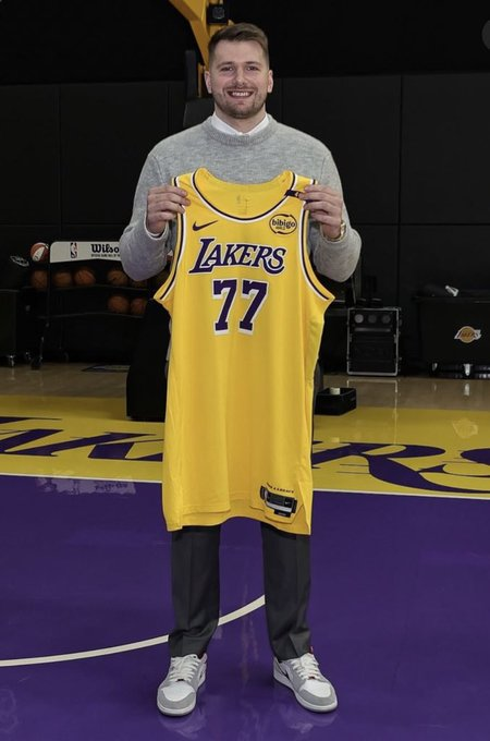 Lukarg77's tweet photo. El que adivina cuantos puntos, asistencias y rebotes hace Luka Doncic en su debut, se gana una camiseta a elección de la NBA.   

Los requisitos son: 
-Seguirme en twitter 
-Darle fav y RT a este tweet  

Hay tiempo hasta que arranque el partido. 
Buena suerte a todos/as🍀🤞 https://t.co/CNbyvcOgna