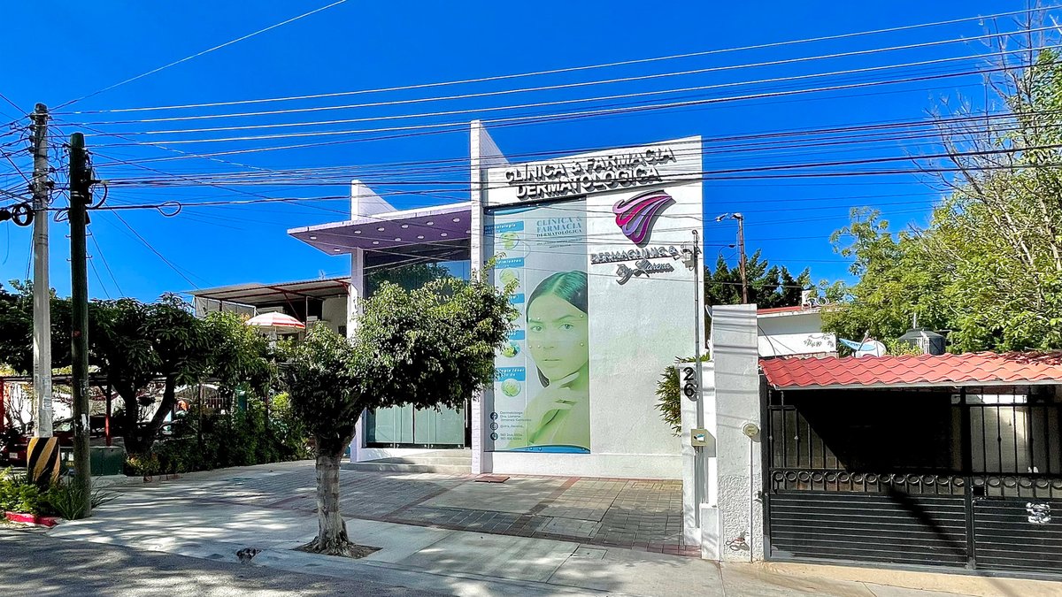 #Obras
Dermaclinic.

Clínica dermatológica y farmacia en Tuxtla Gutiérrez, #Chiapas.

1) Planta baja.
2) Planta alta.
3) Vista general.
4) Vista lateral.

Proyecto: Denisse Nolan Navarro
<a href="/Denisse88765981/">Denisse Navarro</a> 

#ConcretoAparente
#Arquitectura #Architecture
#REArquitectos