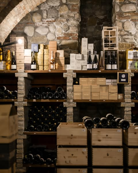 DaVittorioIT's tweet photo. La cantina di #DaVittorio è un luogo dove storia, ricerca e passione si intrecciano, dando vita a una selezione straordinaria di etichette provenienti dai migliori terroir del mondo. https://t.co/f5d0zuIdWz
