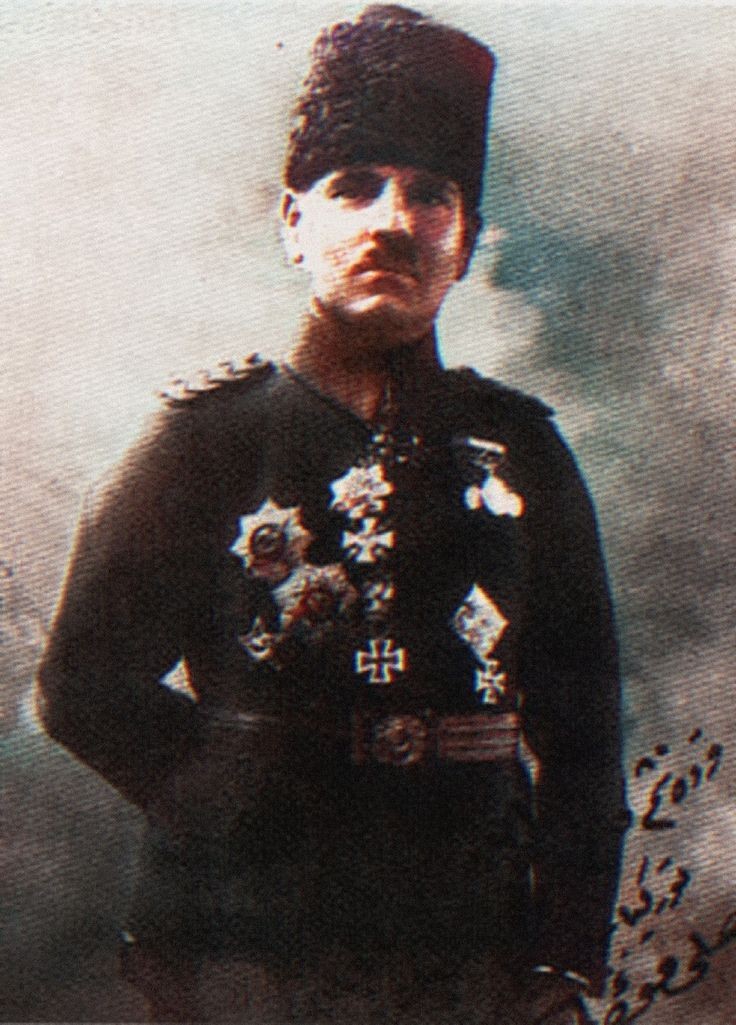 "'ah selanik, seni bir daha türk olarak görecek miyim?' dedi. baktım, ağlıyordu. o altın sarısı saçlarını okşadım. teselli etmeye çalıştım. ben, mustafa kemal’in, bütün müşterek hayatımız boyunca bu derece duygulandığını görmedim."

ali fuat cebesoy, sınıf arkadaşım atatürk, 1967