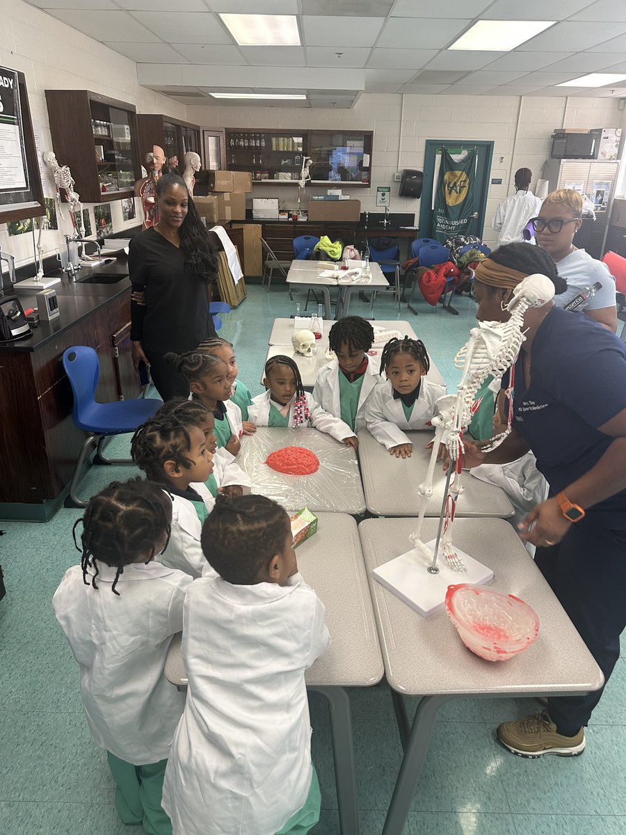 Got a chance to talk about the human body with  <a href="/FosterLovesEdu/">Dominique A. Foster</a> PK-4 class today. They were so engaged.  Ms. Foster you are doing an amazing job with them. 🥰🥼👩🏽‍🔬👨🏾‍🔬 <a href="/FriendshipPCS/">Friendship PCS</a>  #FutureHealthCareProfessionals