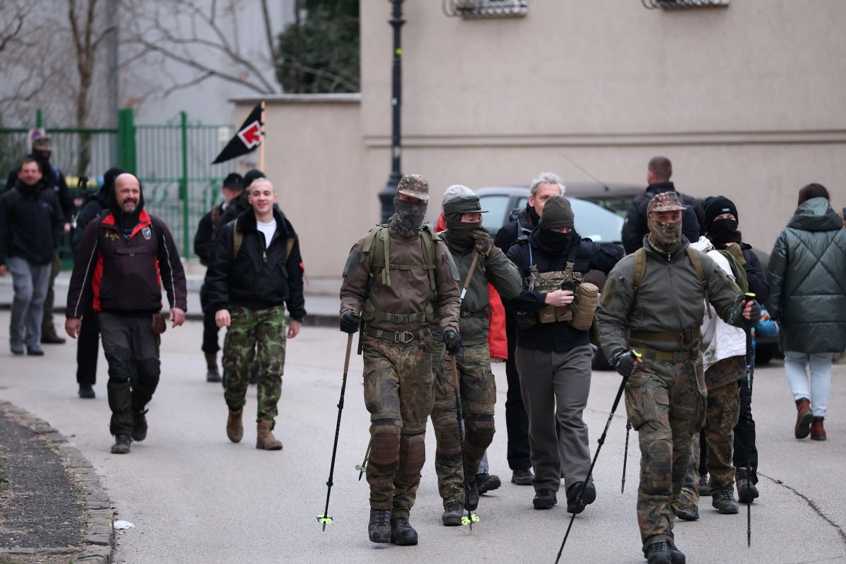 Am Samstag nahmen Hunderte am NS-verherrlichenden "Ausbruch"-Marsch in Budapest teil. Organisationen wie "Blood &amp; Honour" und "Hammerskin Nation" sowie deutsche Neonazis von "Der III. Weg", JN und aus dem neonazistischen Kampfsportmilieu waren präsent.

pixelarchiv.org/event/2025.02.…