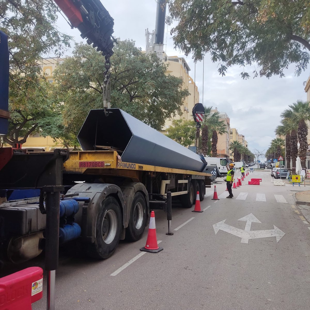 🟦🟨⬜️ Gracias a la confianza de <a href="/elcorteingles/">El Corte Inglés</a> hoy hemos retirado el tótem existente en el CC Bahía Málaga. Con la ayuda de <a href="/GruasRaimundo/">Eurogruas Raimundo</a>, dos sopleteros, lo han cortado en varios trozos para ser transportado a nuestras instalaciones y ser gestionado.

#ahyresasomostodos 
💪🏼💪🏼