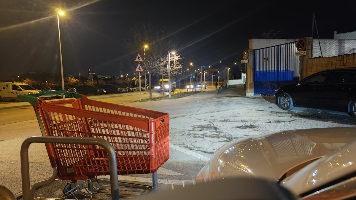 Me encanta que <a href="/alcampo/">Alcampo</a> Los Enlaces Zaragoza permita que la gente se pueda llevar los carros hasta casa. Este de la foto en CDM Valdefierro a 1,8 km.
¿Los tenéis como medida de publicidad?