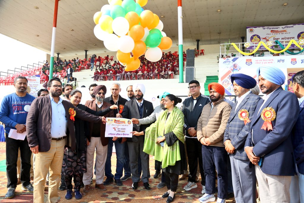 FazilkaPolice's tweet photo. Fazilka Police Organized an Open Mega Sports Meet Under Anti-Drug Campaign

Under the ongoing anti-drug campaign by Fazilka Police, an Open Mega Sports Meet (District-Level Sports Tournament) was organized today at Shaheed Bhagat Singh Stadium, Fazilka.

The tournament featured various events for both boys and girls, including 100m, 200m, 400m, and 1600m races, along with Kabaddi, Tug of War, Long Jump, High Jump, Wrestling, and Kho-Kho competitions.

Attractive prizes were awarded to the top three winners in each sport. A large number of civil and police administration officials and personnel were present on this occasion.
#SayNoToDrugsYesToSports