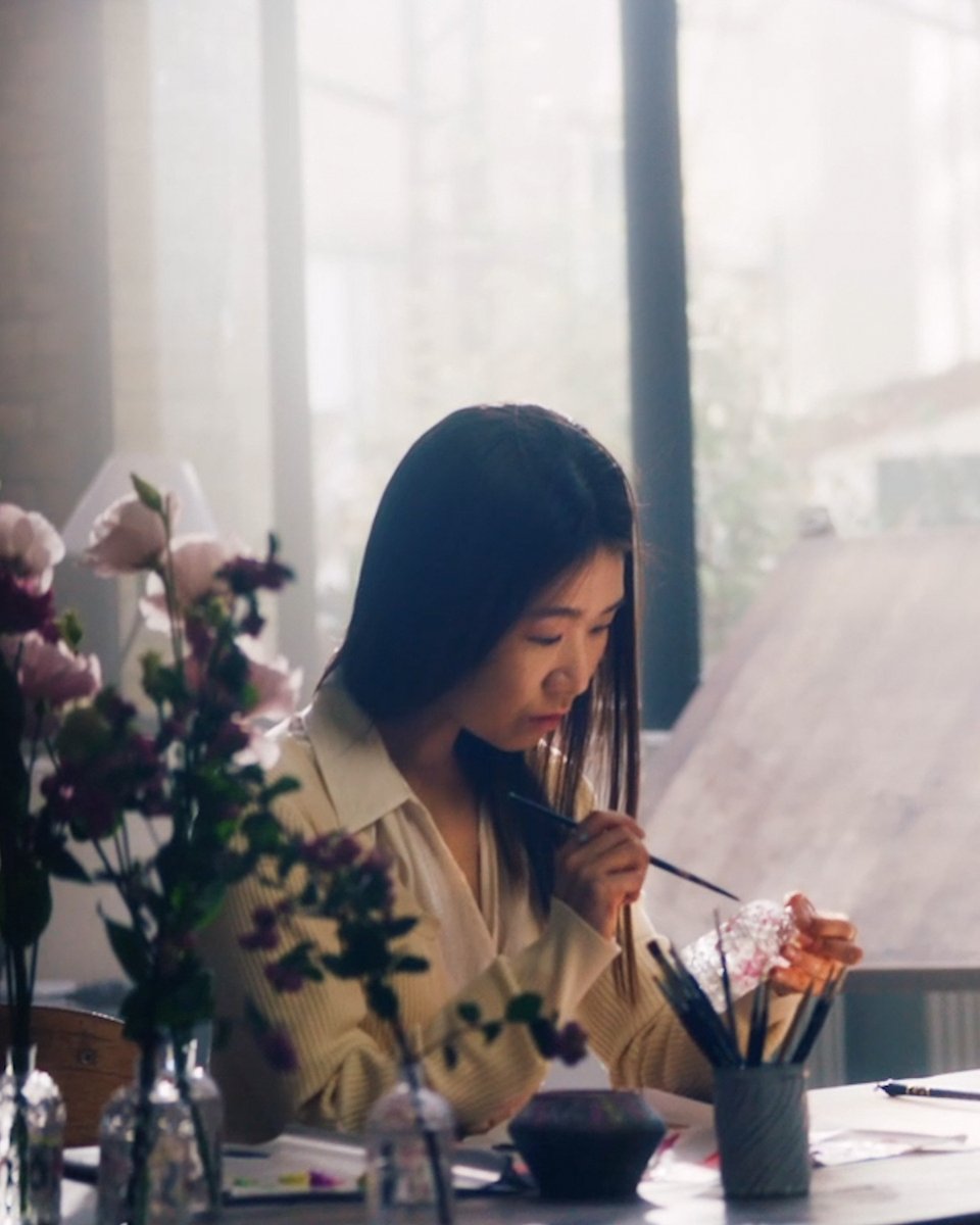Guerlain's tweet image. Swirling flower petals in pure white, pale pink and tender green adorn the Bee Bottle.

Swipe to contemplate Cherry Blossom 2025 by Taein Song.

#Guerlain #CherryBlossom