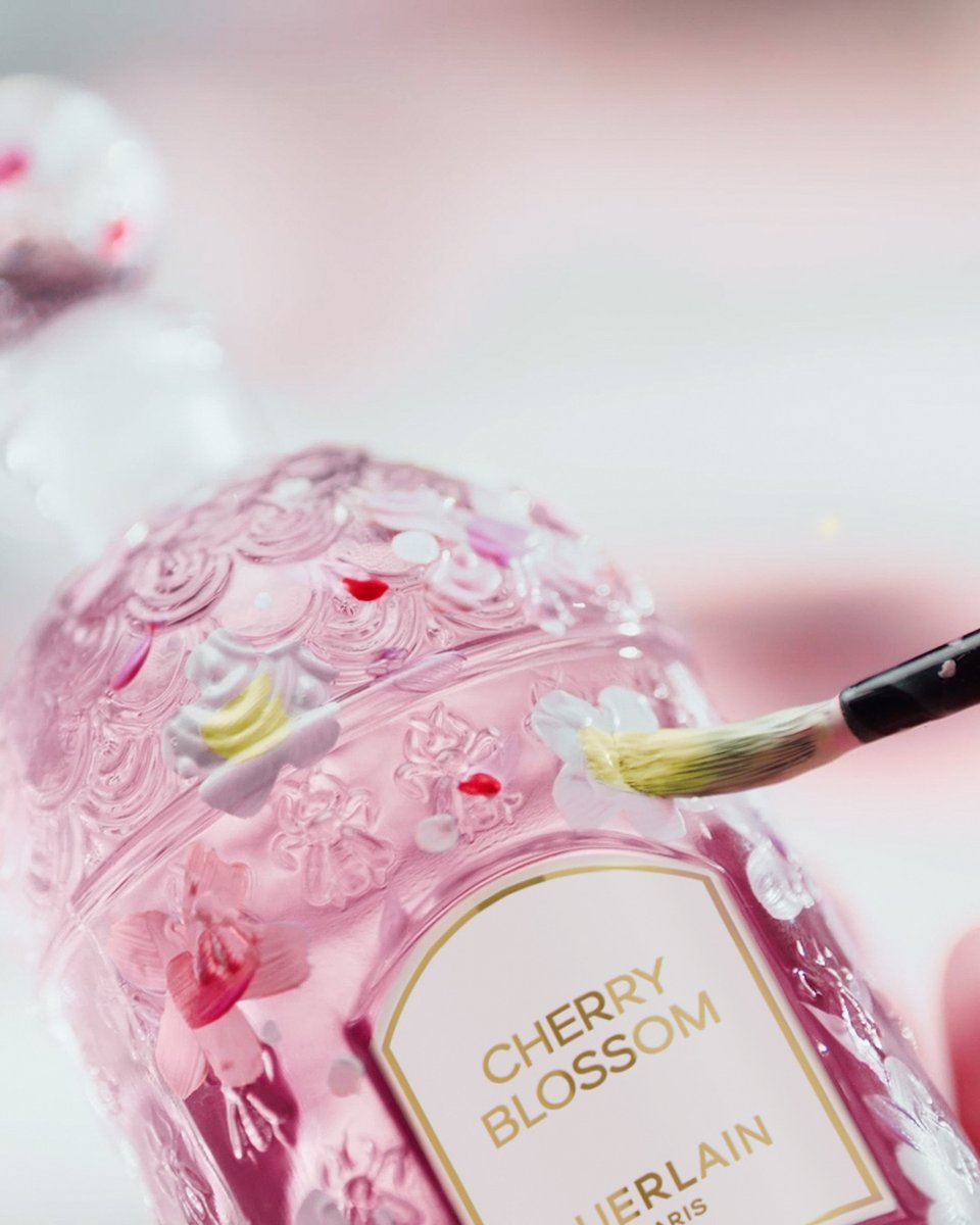 Guerlain's tweet image. Swirling flower petals in pure white, pale pink and tender green adorn the Bee Bottle.

Swipe to contemplate Cherry Blossom 2025 by Taein Song.

#Guerlain #CherryBlossom