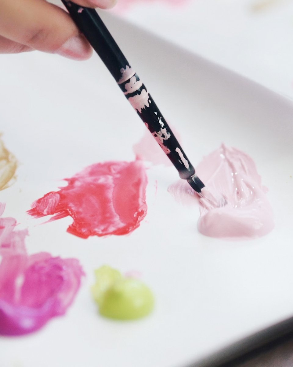 Guerlain's tweet image. Swirling flower petals in pure white, pale pink and tender green adorn the Bee Bottle.

Swipe to contemplate Cherry Blossom 2025 by Taein Song.

#Guerlain #CherryBlossom