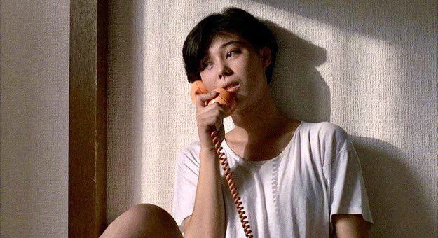 cinemax_linda's tweet photo. 鬼才エドワード・ヤンによる幻の傑作!
観る者が映像で読み取る作りなのも良い。
風や電話の音が醸し出す“不吉な前兆“の演出が素晴らしく、恐怖が潜んでるようで息が詰まりそうになった。
壁に貼った無数の写真が風で靡くシーンは、記憶に残るほど印象的で独特な一歩引いた冷めた雰囲気が素晴らしい… https://t.co/Yk53mOTzSf