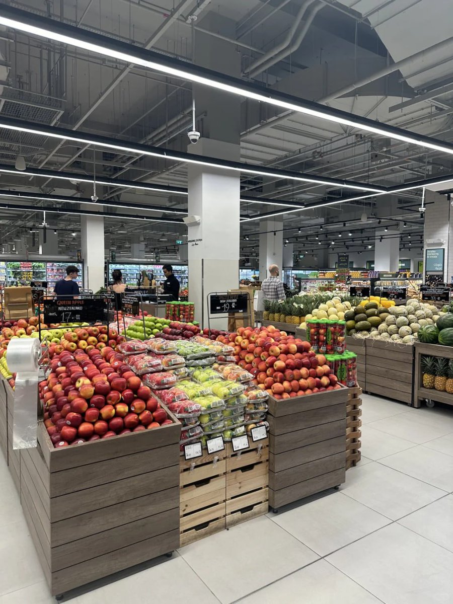 njsph's tweet image. I went to a fruit supermarket to buy fruit🍊🍎🍒🍇🛒