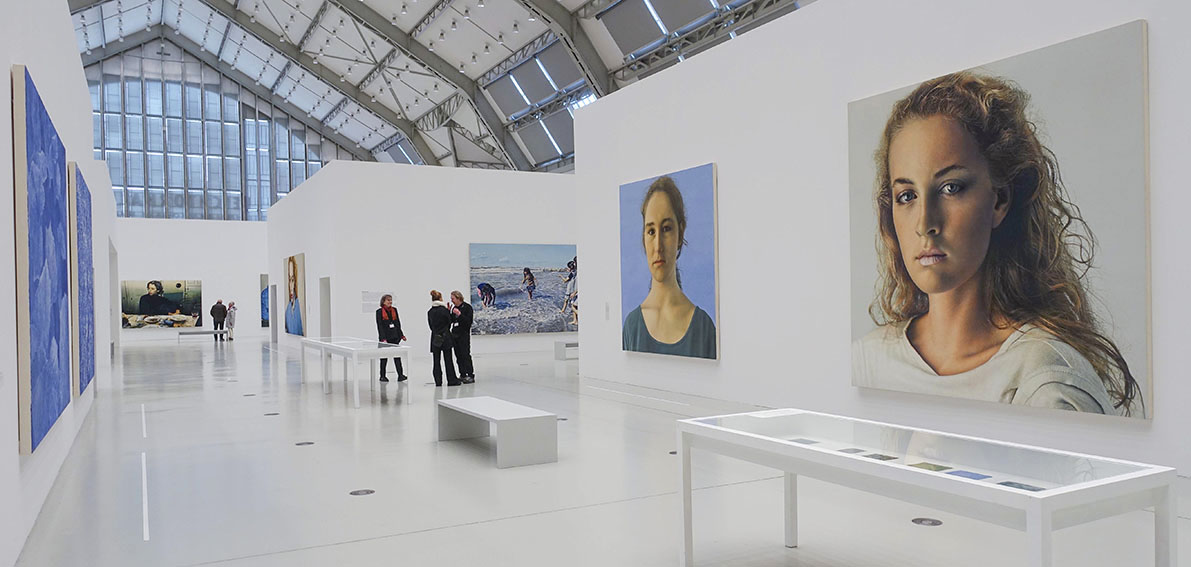 FRANZ GERTSCH EINE RETROSPEKTIVE
Der Schweizer Künstler Franz Gertsch (1930-2022) gilt als Pionier des Fotorealismus und als Meister des modernen Holzschnitts.
Die retrospektive Ausstellung in den Deichtorhallen Hamburg zeigt  eine Werkübersicht aus mehr als 60 Jahren.