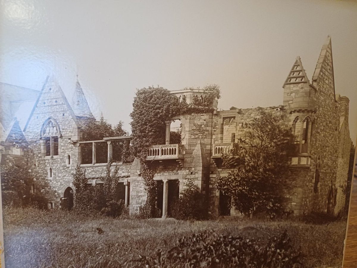 Could anyone identify this building, please? (Methinks it may be French ... )