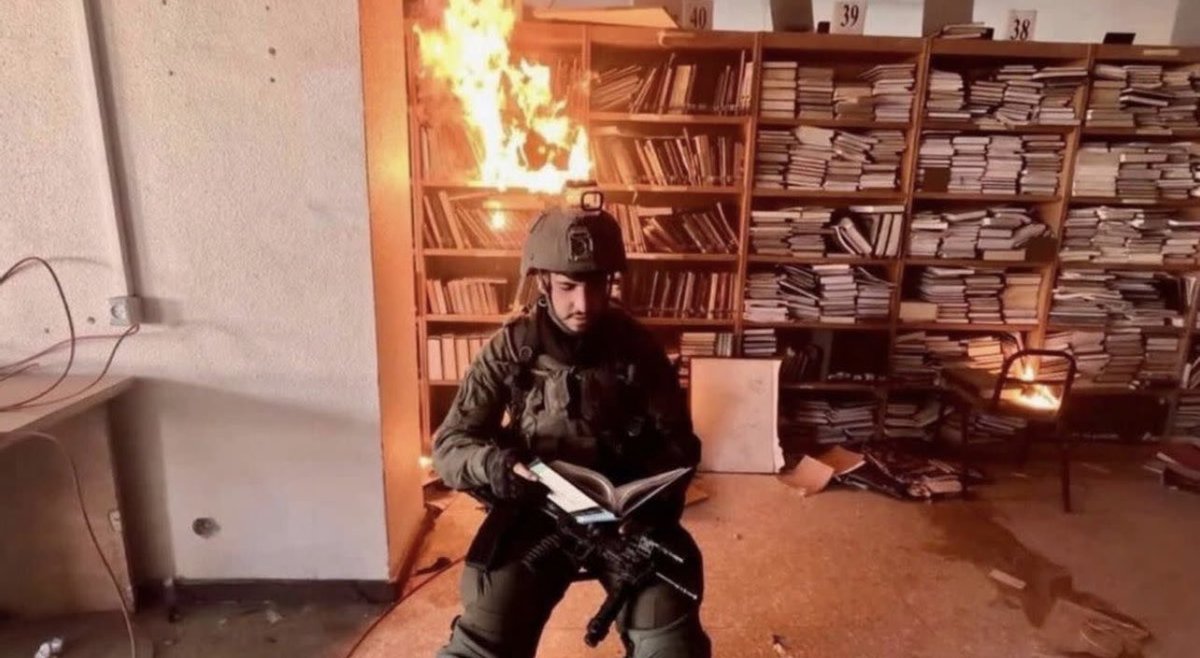 rulajebreal's tweet photo. Israele ha iniziato il genocidio coloniale a Gaza bombardando le scuole e distruggendo università/librerie e sterminando intellettuali, giornalisti e insegnanti.
Ora arrivano a Gerusalemme i Raid di stampo NAZISTA, contro librai, incriminati di promuovere la cultura palestinese. https://t.co/yjTnkK4EiV