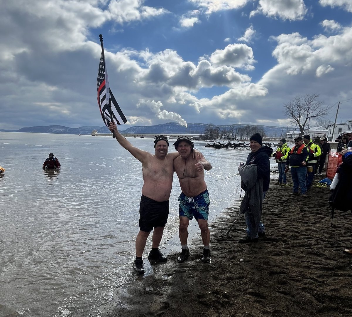 LapollaForNY's tweet image. Returned to #stonypoint yesterday to jump in the Hudson River with the SP SEALS…they’ve been raising money for local families for over 25 years, I hope you can support them…now excuse me while I continue to thaw out😂

stonypointseals.com