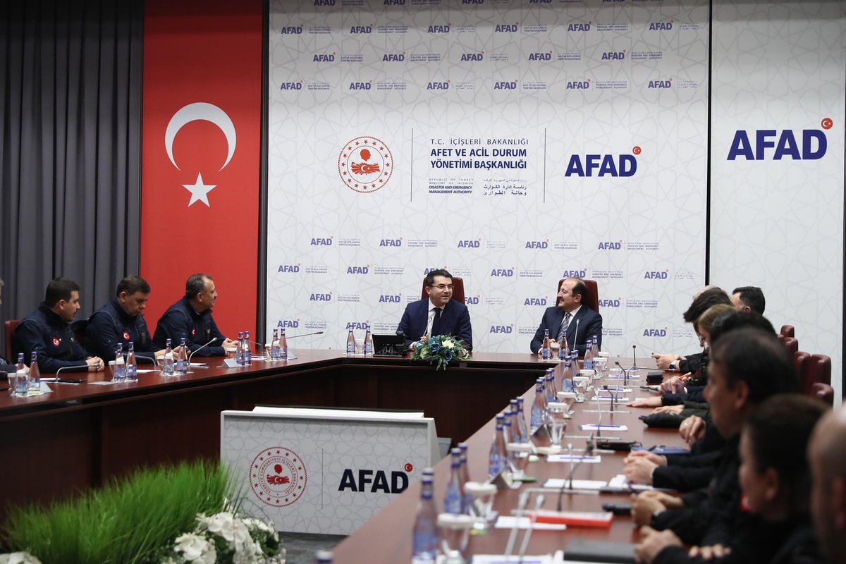 📍 Ankara • AFAD Başkanlığı

AFAD Başkanlığına atanan Vali Sn.Ali Hamza Pehlivan, AFAD Merkez Yerleşkesine gelerek göreve başladı.

MGK Genel Sekreterliği’ne atanan Vali Sn.Okay Memiş ile birlikte ilgili birim yöneticilerimizin katılımıyla devir teslim töreni gerçekleştirildi.