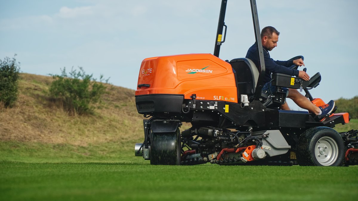 Weighing under 2,500lbs, the SLF1 ELiTE offers a virtually silent operation, all-wheel drive, and an industry-leading ELiTE Lithium battery. With advanced monitoring systems, it ensures low impact and exceptional range to give every job the precision it deserves.

#Jacobsen