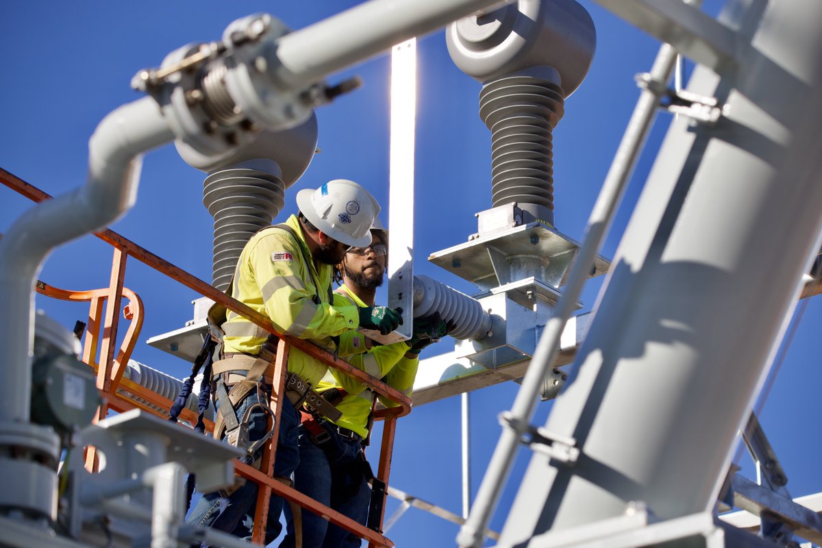 ServiceElecCo's tweet image. Teamwork powers the grid. 💪⚡
Huge shoutout to our substation crews for their dedication to supporting the ever-growing demand for power.
#ServiceElectric #SubstationBuild #DataCenterSupport