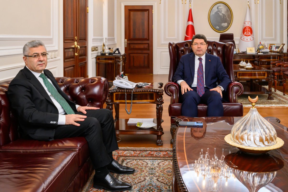 Yargıtay Cumhuriyet Başsavcısı Sayın Muhsin Şentürk'le Bakanlığımızda bir araya geldik.

Nazik ziyareti için teşekkür ediyorum. 

<a href="/TCYargitay/">Yargıtay Başkanlığı</a>
