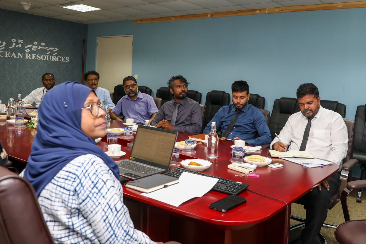 MFAORmv's tweet photo. ޓްރާންސްފޯމިން ފިޝަރީޒް ސެކްޓާ މެނޭޖްމަންޓް އިން ސައުތު-ވެސްޓް އިންޑިއަން އޯޝަން ރީޖަން އެންޑް މޯލްޑިވްސް ޕްރޮޖެކްޓް (ޓްރާންސްފޯމް) މަޝްރޫއުގެ 2025 ވަނަ އަހަރުގެ ފުރަތަމަ ސްޓިއަރިން ކޮމިޓީގެ ބައްދަލުވުން މިއަދު ބާއްވައިފި. 

މި ބައްދަލުވުމުގައި މަޝްރޫޢުގެ ފަހުގެ މަޢުލޫމާތުތައް ކޮމިޓީގެ މެންބަރުންނާ ހިއްސާކޮށް، 2025 ވަނަ އަހަރުގެ ބަޖެޓް ވަނީ ފާސްކޮށްފައި. 

މި ޕްރޮޖެކްޓުގެ ސްޓިއަރިން ކޮމިޓީގައި ފިނޭންސް މިނިސްޓްރީއާއި މިނިސްޓްރީގެ މުވައްޒަފުންނާއި އިންޑަސްޓްރީގެ ބޭފުޅުން ހިމެނިވަޑައިގަންނަވާ