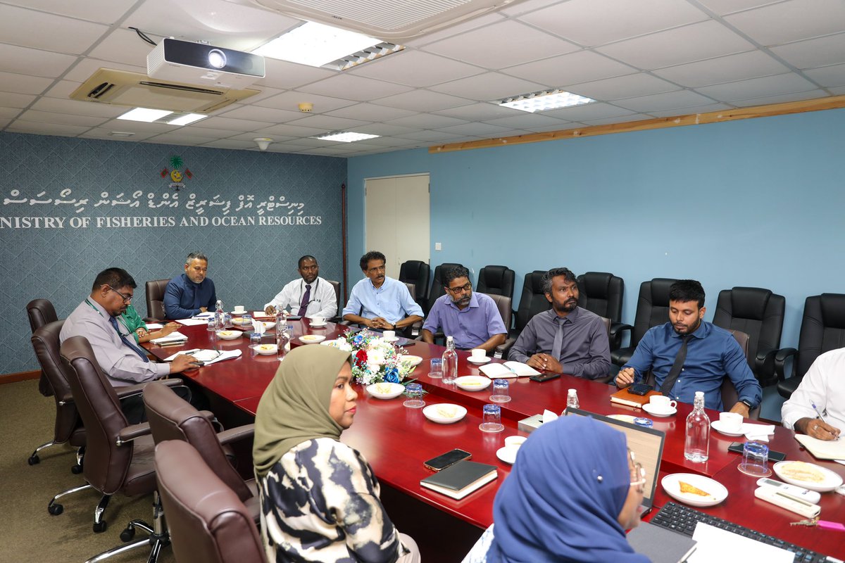 MFAORmv's tweet photo. ޓްރާންސްފޯމިން ފިޝަރީޒް ސެކްޓާ މެނޭޖްމަންޓް އިން ސައުތު-ވެސްޓް އިންޑިއަން އޯޝަން ރީޖަން އެންޑް މޯލްޑިވްސް ޕްރޮޖެކްޓް (ޓްރާންސްފޯމް) މަޝްރޫއުގެ 2025 ވަނަ އަހަރުގެ ފުރަތަމަ ސްޓިއަރިން ކޮމިޓީގެ ބައްދަލުވުން މިއަދު ބާއްވައިފި. 

މި ބައްދަލުވުމުގައި މަޝްރޫޢުގެ ފަހުގެ މަޢުލޫމާތުތައް ކޮމިޓީގެ މެންބަރުންނާ ހިއްސާކޮށް، 2025 ވަނަ އަހަރުގެ ބަޖެޓް ވަނީ ފާސްކޮށްފައި. 

މި ޕްރޮޖެކްޓުގެ ސްޓިއަރިން ކޮމިޓީގައި ފިނޭންސް މިނިސްޓްރީއާއި މިނިސްޓްރީގެ މުވައްޒަފުންނާއި އިންޑަސްޓްރީގެ ބޭފުޅުން ހިމެނިވަޑައިގަންނަވާ