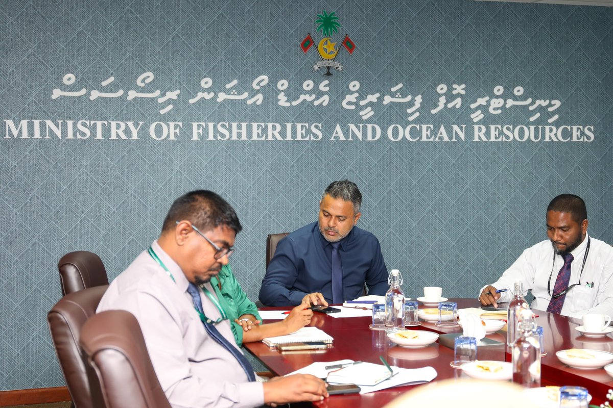 MFAORmv's tweet photo. ޓްރާންސްފޯމިން ފިޝަރީޒް ސެކްޓާ މެނޭޖްމަންޓް އިން ސައުތު-ވެސްޓް އިންޑިއަން އޯޝަން ރީޖަން އެންޑް މޯލްޑިވްސް ޕްރޮޖެކްޓް (ޓްރާންސްފޯމް) މަޝްރޫއުގެ 2025 ވަނަ އަހަރުގެ ފުރަތަމަ ސްޓިއަރިން ކޮމިޓީގެ ބައްދަލުވުން މިއަދު ބާއްވައިފި. 

މި ބައްދަލުވުމުގައި މަޝްރޫޢުގެ ފަހުގެ މަޢުލޫމާތުތައް ކޮމިޓީގެ މެންބަރުންނާ ހިއްސާކޮށް، 2025 ވަނަ އަހަރުގެ ބަޖެޓް ވަނީ ފާސްކޮށްފައި. 

މި ޕްރޮޖެކްޓުގެ ސްޓިއަރިން ކޮމިޓީގައި ފިނޭންސް މިނިސްޓްރީއާއި މިނިސްޓްރީގެ މުވައްޒަފުންނާއި އިންޑަސްޓްރީގެ ބޭފުޅުން ހިމެނިވަޑައިގަންނަވާ