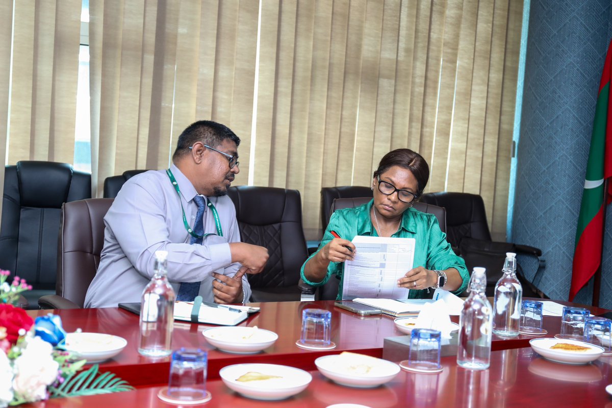 MFAORmv's tweet photo. ޓްރާންސްފޯމިން ފިޝަރީޒް ސެކްޓާ މެނޭޖްމަންޓް އިން ސައުތު-ވެސްޓް އިންޑިއަން އޯޝަން ރީޖަން އެންޑް މޯލްޑިވްސް ޕްރޮޖެކްޓް (ޓްރާންސްފޯމް) މަޝްރޫއުގެ 2025 ވަނަ އަހަރުގެ ފުރަތަމަ ސްޓިއަރިން ކޮމިޓީގެ ބައްދަލުވުން މިއަދު ބާއްވައިފި. 

މި ބައްދަލުވުމުގައި މަޝްރޫޢުގެ ފަހުގެ މަޢުލޫމާތުތައް ކޮމިޓީގެ މެންބަރުންނާ ހިއްސާކޮށް، 2025 ވަނަ އަހަރުގެ ބަޖެޓް ވަނީ ފާސްކޮށްފައި. 

މި ޕްރޮޖެކްޓުގެ ސްޓިއަރިން ކޮމިޓީގައި ފިނޭންސް މިނިސްޓްރީއާއި މިނިސްޓްރީގެ މުވައްޒަފުންނާއި އިންޑަސްޓްރީގެ ބޭފުޅުން ހިމެނިވަޑައިގަންނަވާ