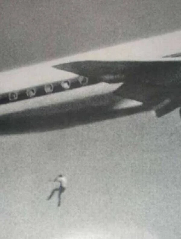 كييث سابسفورد، مراهق أسترالي يبلغ 14 عامًا، تسلل إلى عجلات هبوط طائرة في مطار سيدني عام 1970 أملاً في السفر خلسة. بعد إقلاع الطائرة، سقط من ارتفاع 60 مترًا ولقي حتفه على الفور. الحادثة المأساوية تم تصويرها وأصبحت تذكيرًا صارخًا بمخاطر التسلل إلى الطائرات.