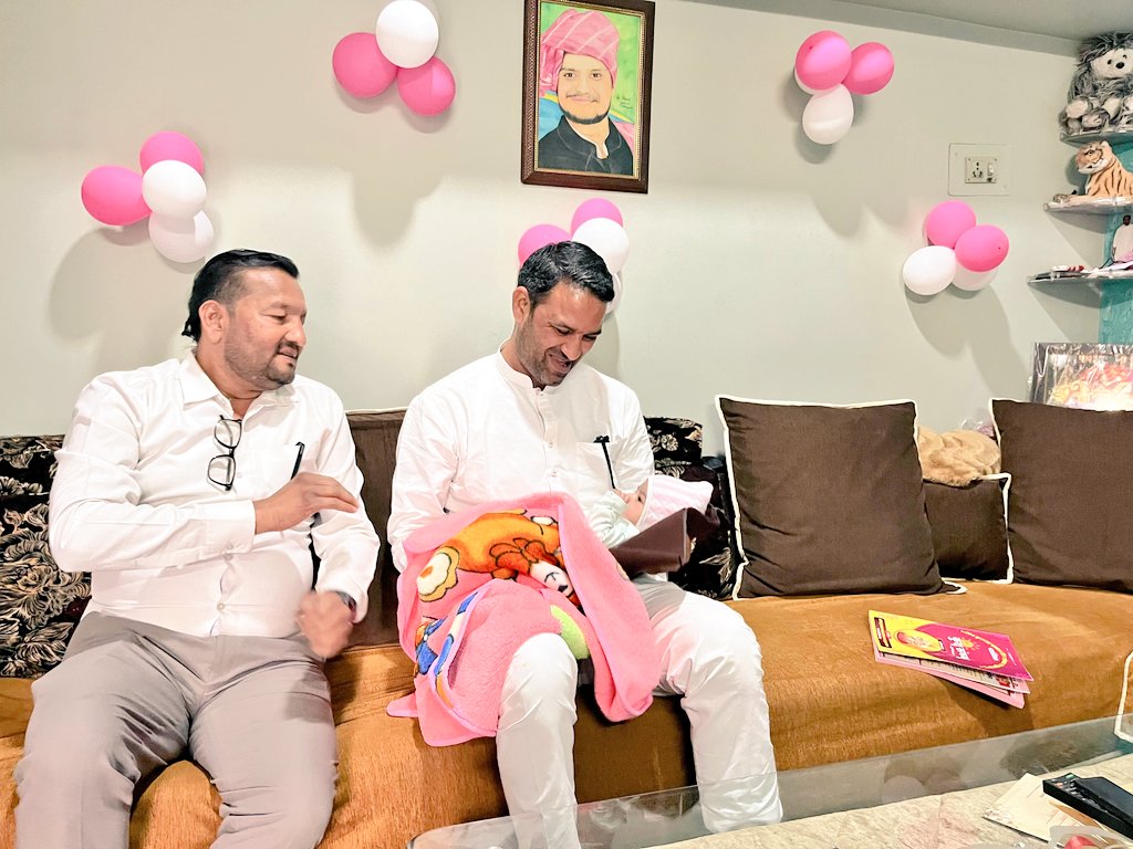 SYadavMLA's tweet photo. कसरावद में श्री शुभम कुशवाह के अनुज सौरभ के यहाँ नन्ही बिटिया के आगमन पर आज कुशवाह परिवार को उनके निवास पर बधाइयाँ दी ।
#kasrawad https://t.co/m6NBac6SqC
