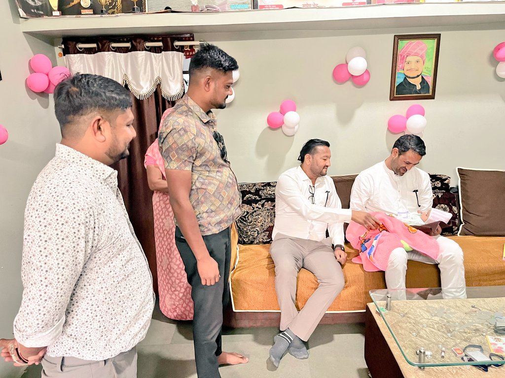 SYadavMLA's tweet photo. कसरावद में श्री शुभम कुशवाह के अनुज सौरभ के यहाँ नन्ही बिटिया के आगमन पर आज कुशवाह परिवार को उनके निवास पर बधाइयाँ दी ।
#kasrawad https://t.co/m6NBac6SqC