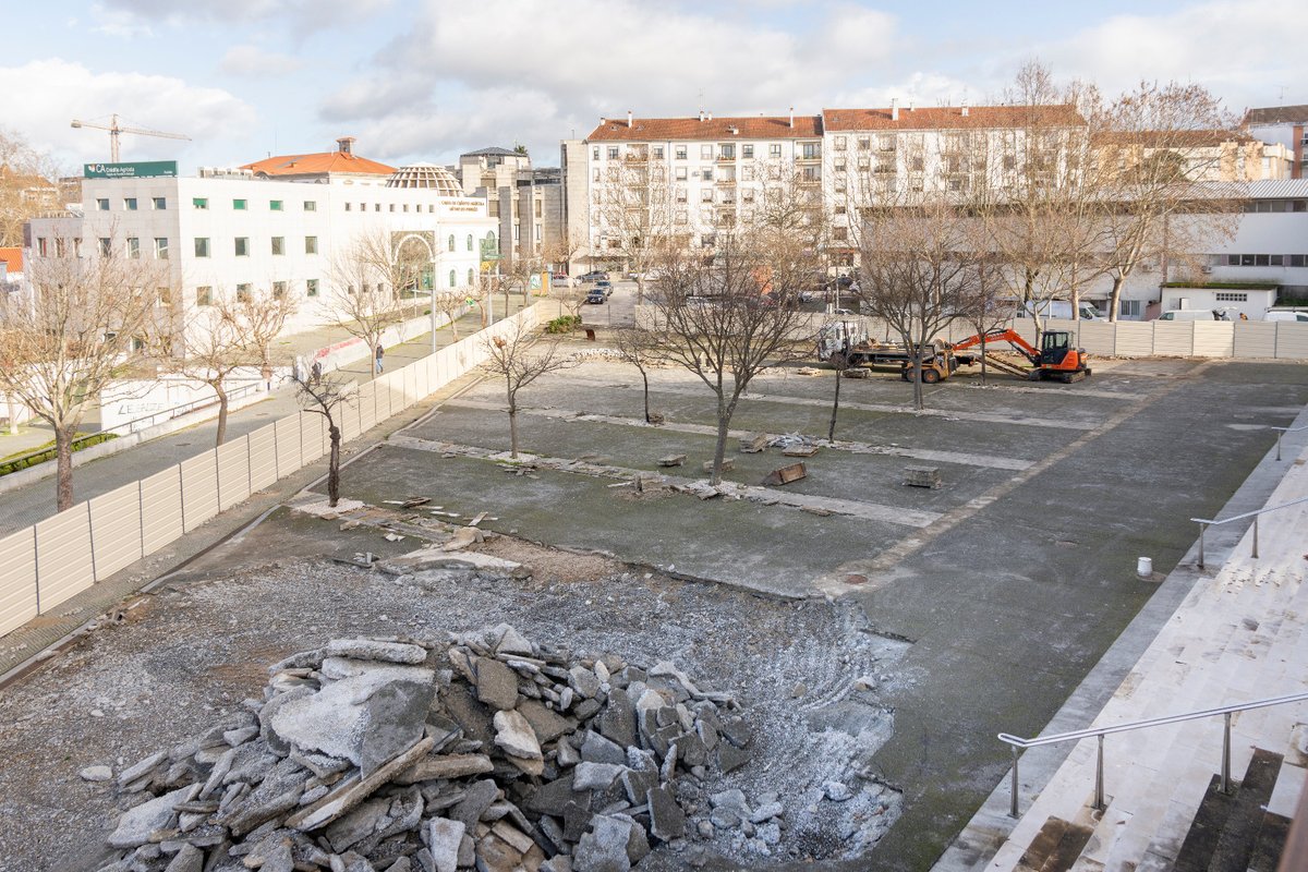 Intervenção teve início com obras na Praça Amália Rodrigues
Projeto Route 25 impulsiona mobilidade inteligente no Fundão
Mais informações em: cm-fundao.pt/index.php/home…