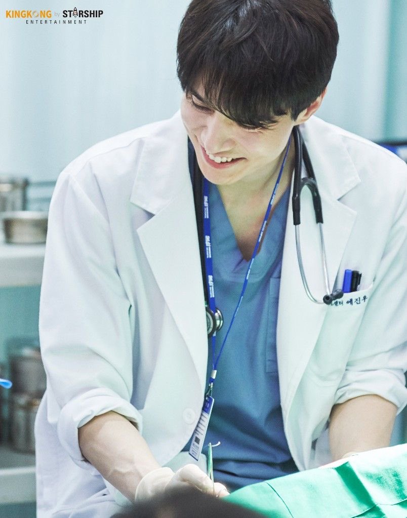 ldwyshilftm's tweet photo. Ye Jin Woo is so dear to me. He has a lonely and painful aura that none other characters of LDW posesses 🥺
Even when all the doctors starting to unite, Jin Woo is still in his own world, alone. He is there, but never truely one of them.
#leedongwook #Life2018 #Yejinwoo https://t.co/xx2LzZsRDl