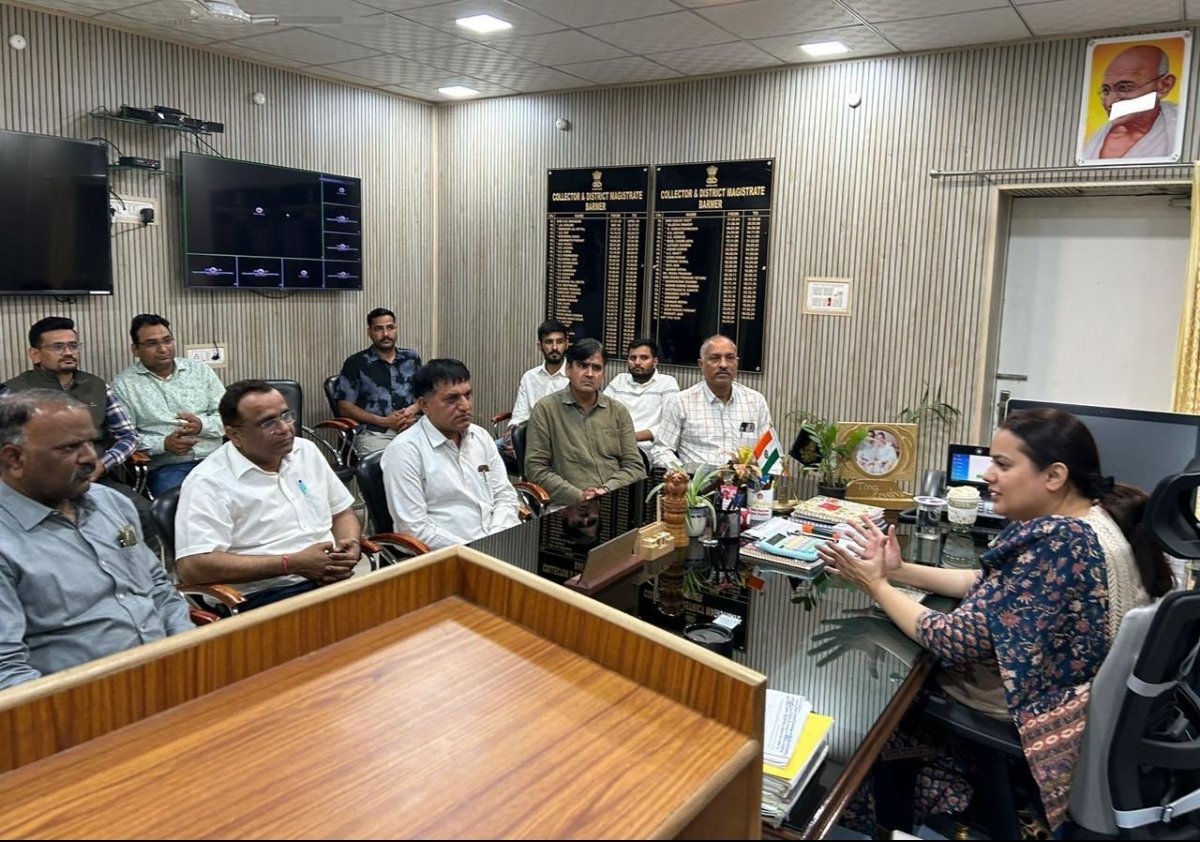 Sarkari Doctor (@sarkari_doctor) on Twitter photo एसडीएम और चिकित्सा अधिकारी मामले में पटाक्षेप ✅
एसडीएम महोदय ने लिखित में माफी मांगी।
कलेक्टर ने एसडीएम को 17cc चार्जशीट थमाई।
चिकित्सक काम पर लौटे।
<a href="/8PMnoCM/">राजस्थानी ट्वीट</a> <a href="/1stIndiaNews/">First India News</a> <a href="/RamShar62022355/">डॉक्टर</a> <a href="/Lap_surgeon/">Dr. B L Bairwa MS, FACS</a> <a href="/FAIMA_INDIA_/">FAIMA Doctors Association</a> <a href="/ShankulDwivedi/">Dr Shankul Dwivedi 🇮🇳</a> <a href="/DrRohanKrishna3/">Dr. Rohan Krishnan</a> <a href="/Dr_ManishJangra/">Dr Manish Jangra</a> एसडीएम और चिकित्सा अधिकारी मामले में पटाक्षेप ✅
एसडीएम महोदय ने लिखित में माफी मांगी।
कलेक्टर ने एसडीएम को 17cc चार्जशीट थमाई।
चिकित्सक काम पर लौटे।
<a href="/8PMnoCM/">राजस्थानी ट्वीट</a> <a href="/1stIndiaNews/">First India News</a> <a href="/RamShar62022355/">डॉक्टर</a> <a href="/Lap_surgeon/">Dr. B L Bairwa MS, FACS</a> <a href="/FAIMA_INDIA_/">FAIMA Doctors Association</a> <a href="/ShankulDwivedi/">Dr Shankul Dwivedi 🇮🇳</a> <a href="/DrRohanKrishna3/">Dr. Rohan Krishnan</a> <a href="/Dr_ManishJangra/">Dr Manish Jangra</a>