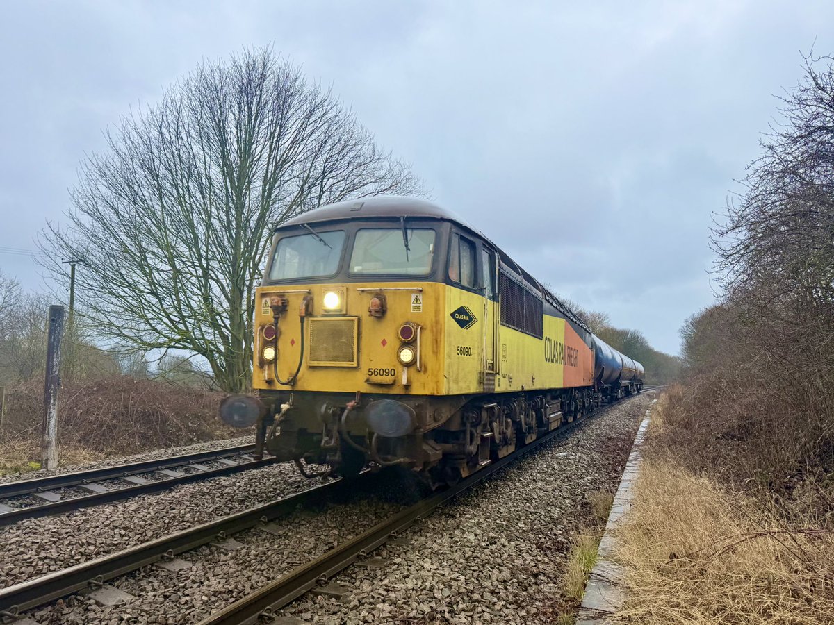 pdiddywoodcock's tweet image. 56090 at Hare Park on todays 6D80 Neville Hill - Lindsey #class56
