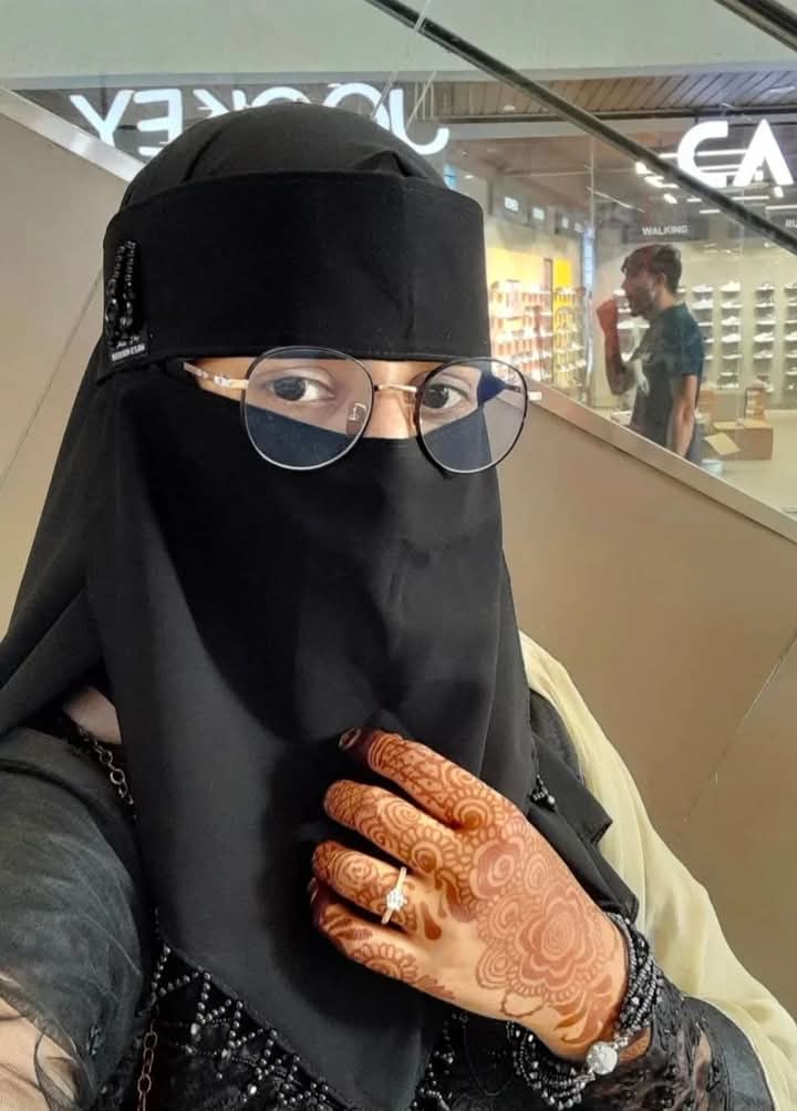 #Asslamu_alaikum_________

हिजाब मेरा मान है, मेरा गुरुर है, मेरा हक़ है
मैं जूती पर रखती हूं दुनिया के नंगे फैशन कोI Follow <a href="/Sana__Saifi__00/">❂SanaSaifiAdvocate❂</a>